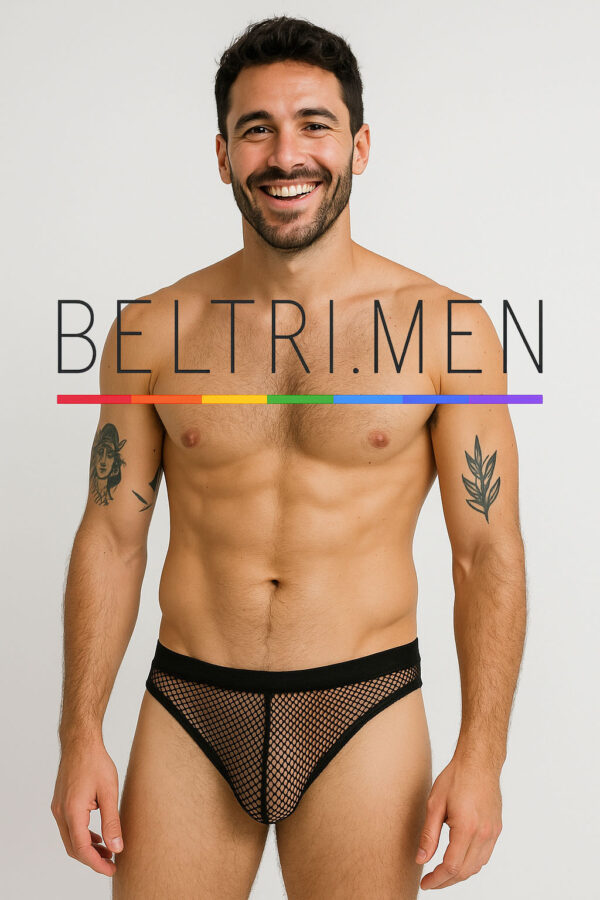 Elegancia y Audacia en Negro Descubre el bañador slip masculino que combina estilo moderno con comodidad excepcional. Este diseño exclusivo en color negro presenta un panel frontal de malla transparente que aporta un toque audaz y sofisticado a tu look playero.